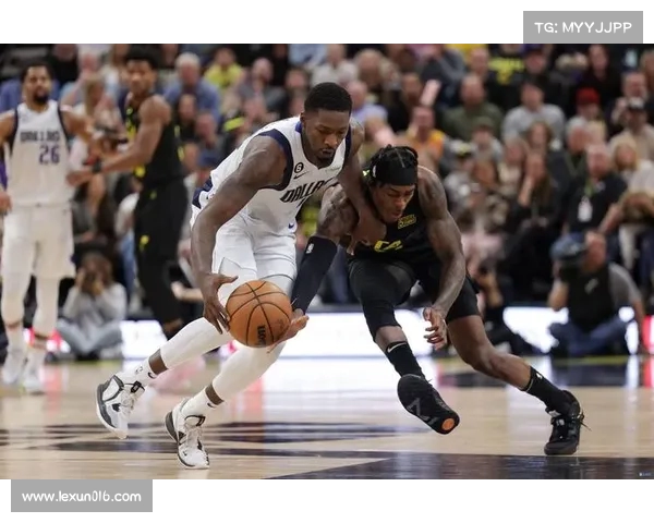 A-史密斯分析独行侠失利:绿军球迷热情与球员身高优势的关键作用 A-史密斯分析独行侠失利:绿军球迷热情与球员身高优势的关键作用